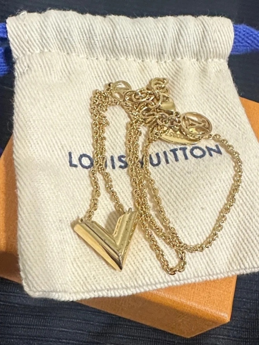 Fashion Jewelry Gold V Pendant Necklace